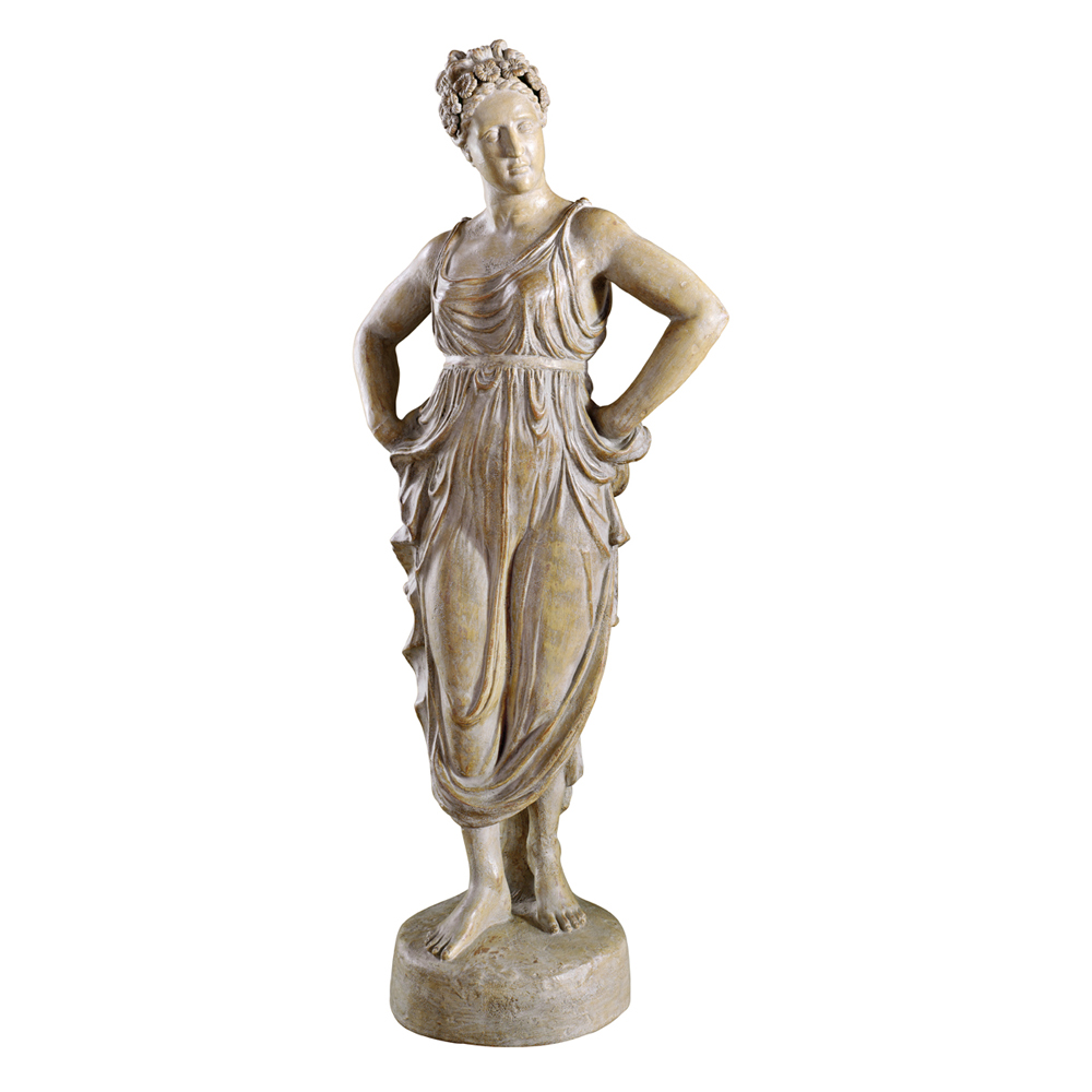 Statua con ghirlanda di fiori
